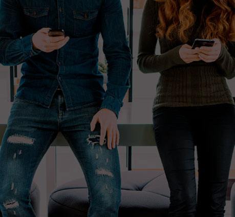 JAZZTEL imagen dos personas smartphone